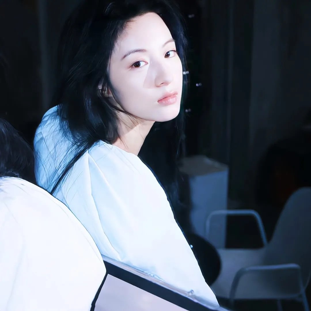 穿风信子蓝的少女
